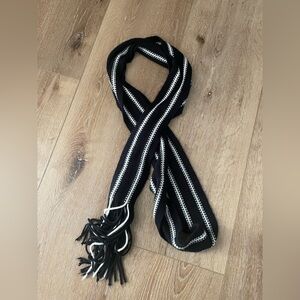 1990’s Black and white vintage skinny scarf